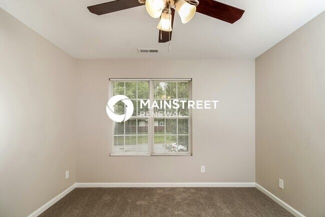 Building Photo - 4 Bedroom Pet-Friendly Home in Greensboro,...