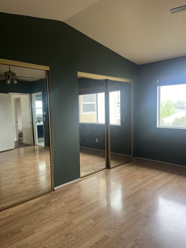 Building Photo - Available Now!  4 bed/ 3bath Home in Edgew...