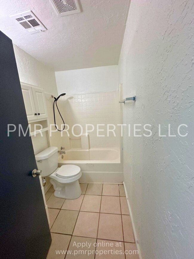 Building Photo - 4 Bedrooms - 1.5 Bathroom House