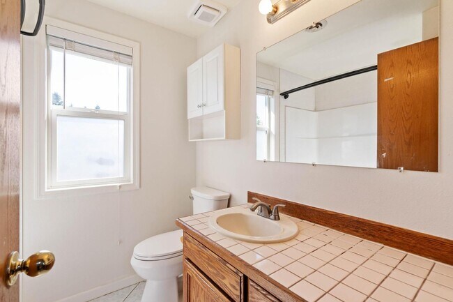 Building Photo - Comfortable 4-bdrm/2.5-bath home in Hillsb...