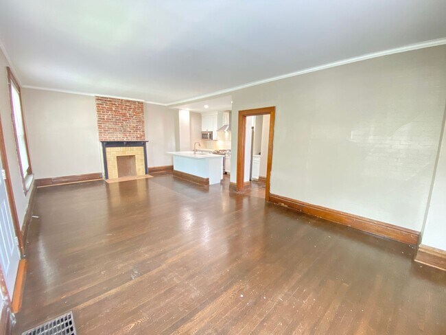 Building Photo - 262 E 19th Ave