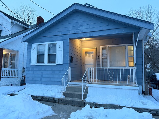 Building Photo - 6 W 30th St