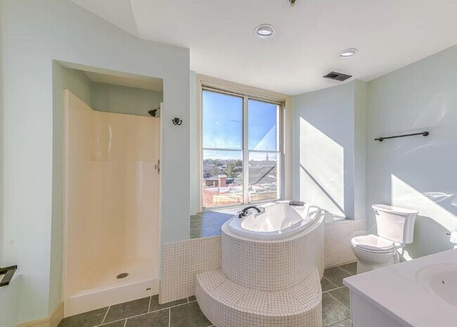 Building Photo - Fabulous 4/3.5 Loft with PANORAMIC Views o...