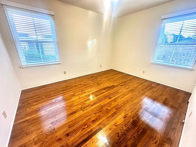 Building Photo - Charming 2-Bedroom Home with Hardwood Floors & Fireplace Near the Traffic Circle