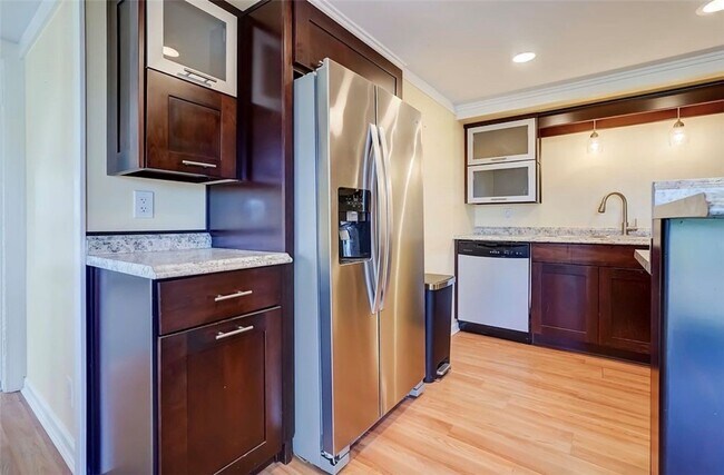 Building Photo - 958 Manitou Rd