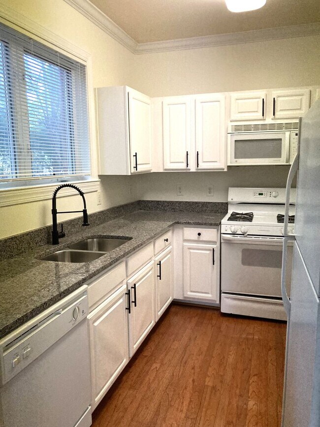 Building Photo - Renovated Southpark condo!