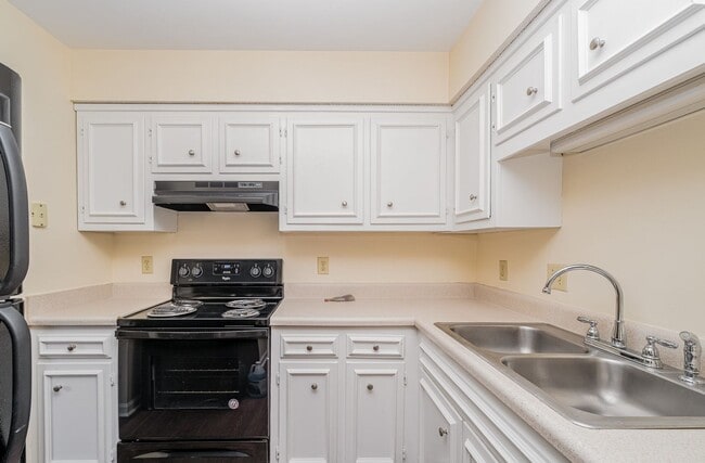 Building Photo - Desirable Brentwood Trace 2 Bedroom Condo ...