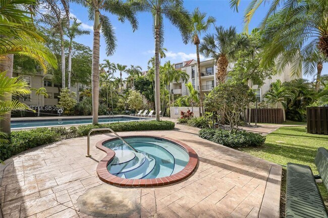 Building Photo - 6886 N Kendall Dr