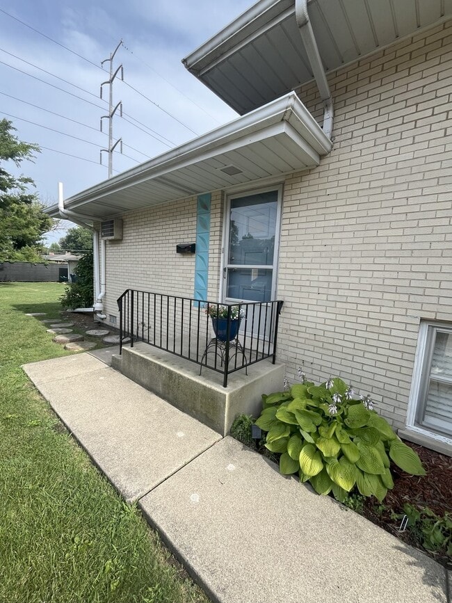 Building Photo - 729 Barnsdale Rd