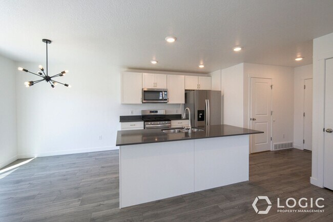 Building Photo - Gorgeous Row End Townhome!