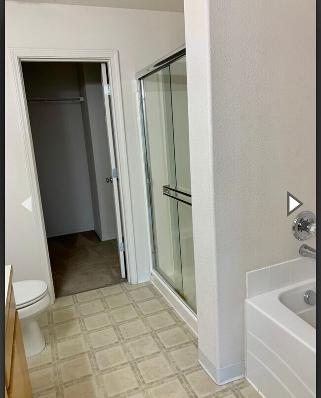 Building Photo - 2 Bedroom, 2.5 bath townhome in West Pasco with Bonus Office space