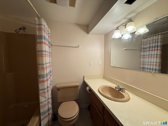 Building Photo - 32 Upper Pattagansett Rd