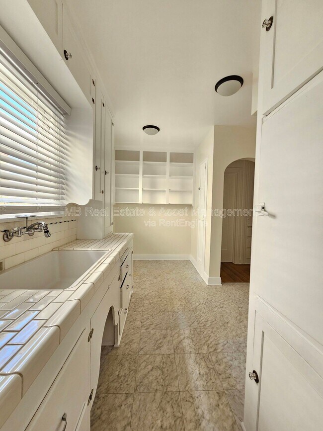 Building Photo - 807 Oro Terrace