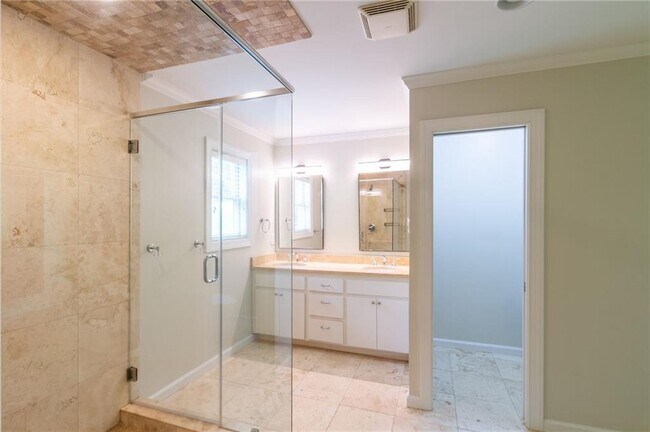Building Photo - 3014 Skyland Dr NE