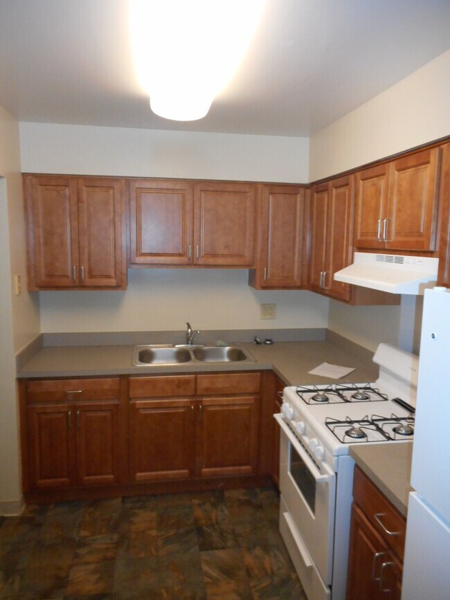 Lakeside Garden Apartments 3806 Erie Ct East Chicago IN 46312