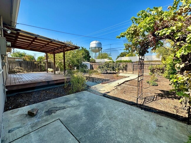 Building Photo - 41 W McKenzie Ave