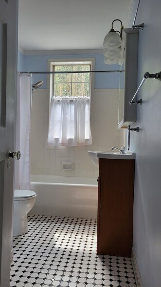 Bathroom - 524 Orme Cir NE