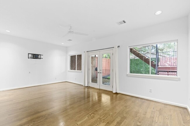 Building Photo - Live Near Memorial Park! Spacious 3BR with...
