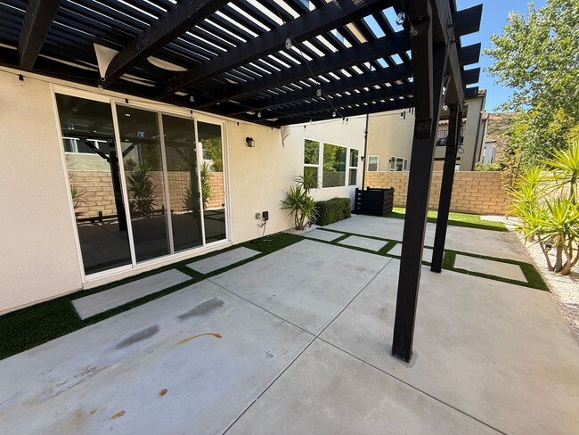Building Photo - Beautiful 4-Bedroom Home with Solar and Private Patio in Plum Estates!