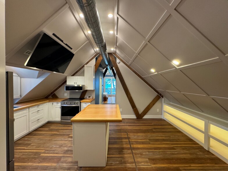 Building Photo - 708 Rock Beach Rd