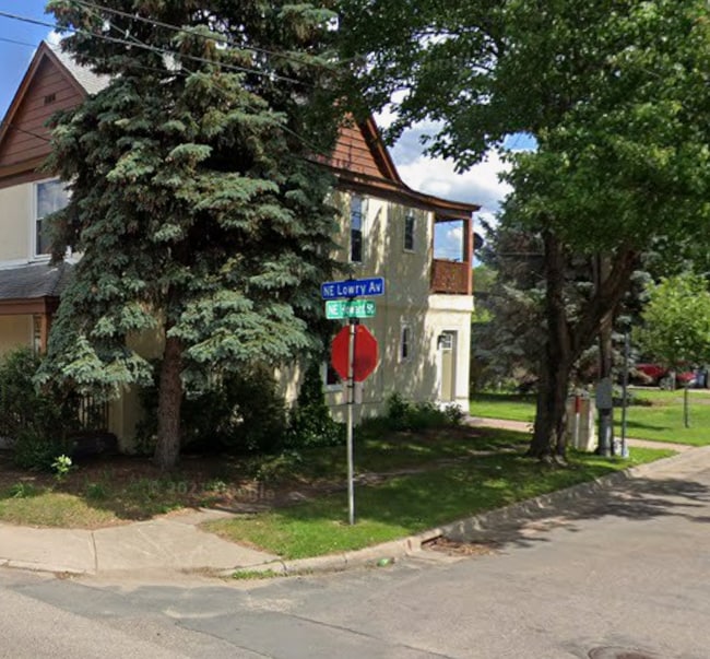 Building Photo - 690 NE Lowry Ave