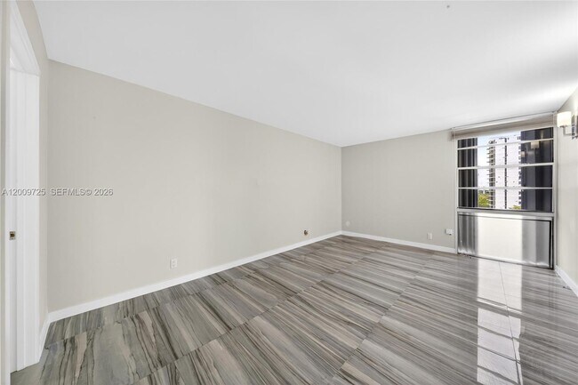 Building Photo - 3401 N Country Club Dr