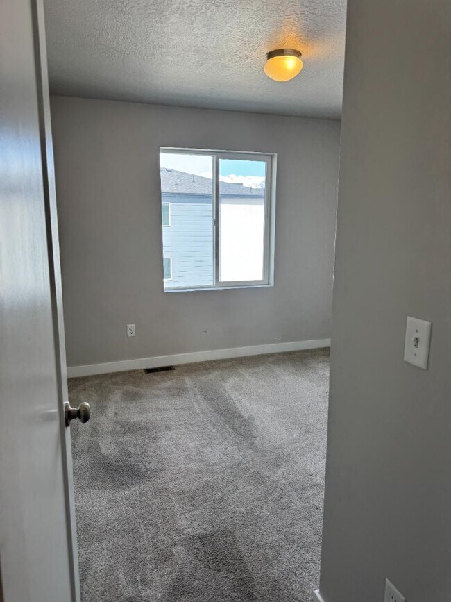 Building Photo - 983 W 420 S