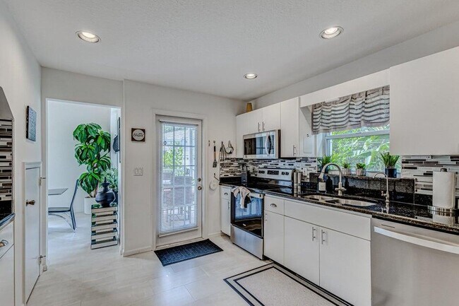 Building Photo - 18174 SE Fairview Cir