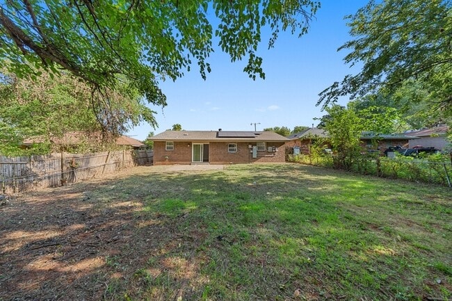 Building Photo - 3232 Parker Dr