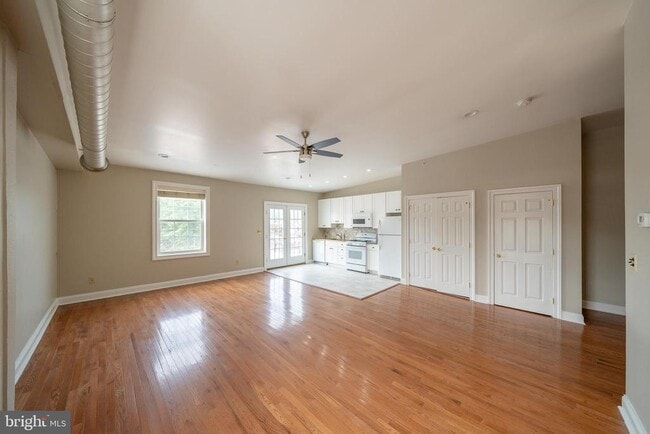 Building Photo - 345 W Chestnut St