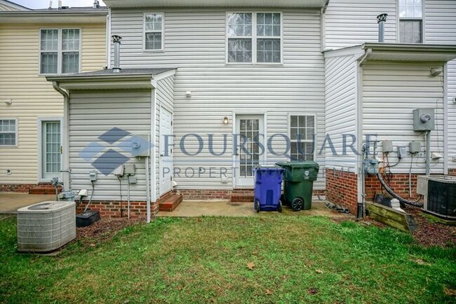 Building Photo - Townhome | 2nd Bedroom Features an En-Suit...