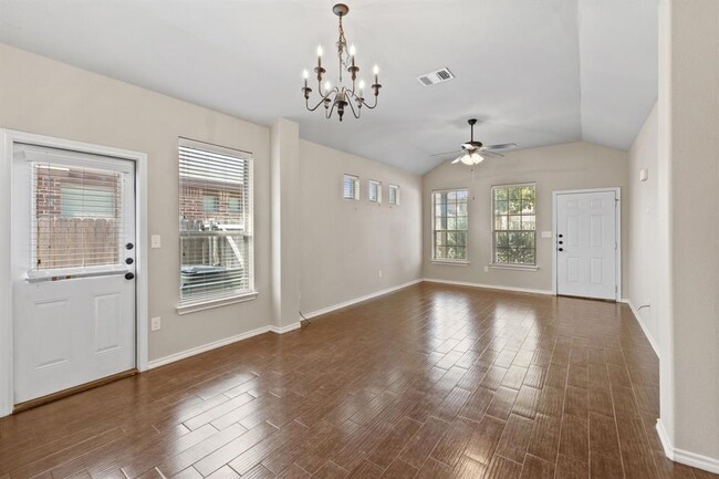 Building Photo - 119 Creekside Villa Dr