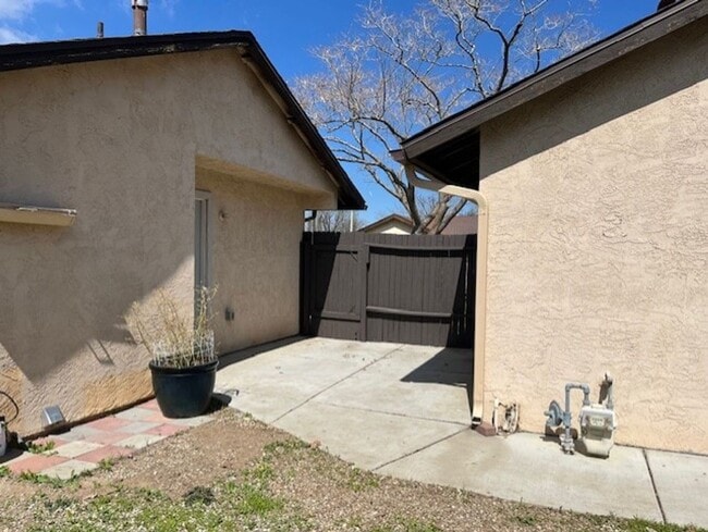 Building Photo - 3 Bed 2 Bath House located in the Heart of Tehachapi! Available 3/1/2026!