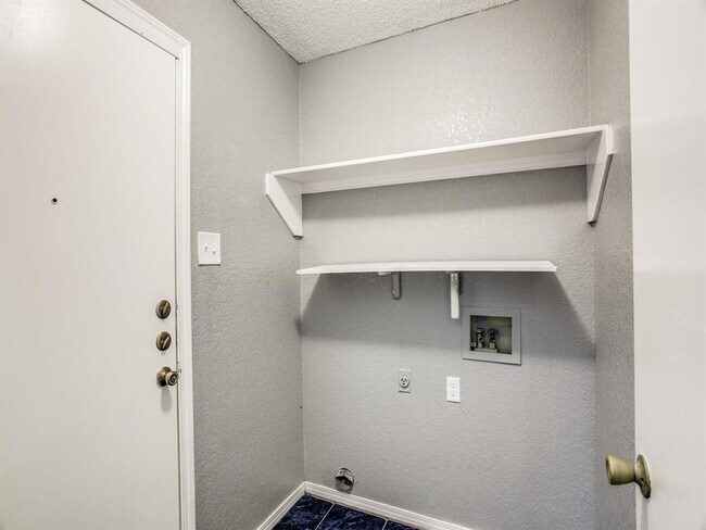 Building Photo - 6607 W Lynn Creek Dr