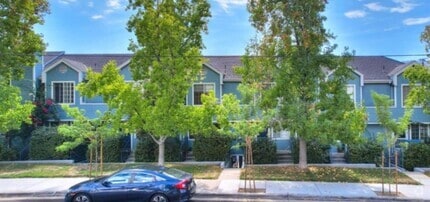 Building Photo - 2 bed / 2 bath two story in prime La Cresc...