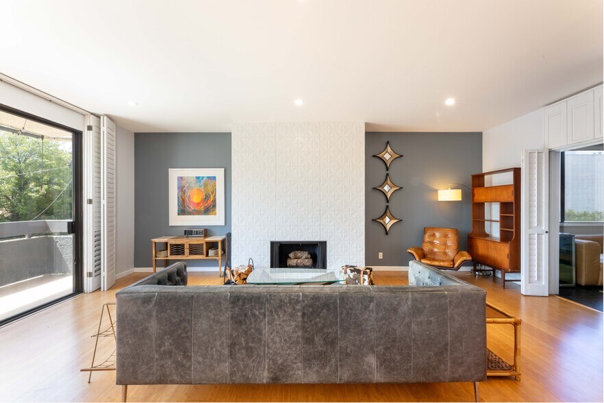 living room/gas fireplace - 11322 Camarillo St