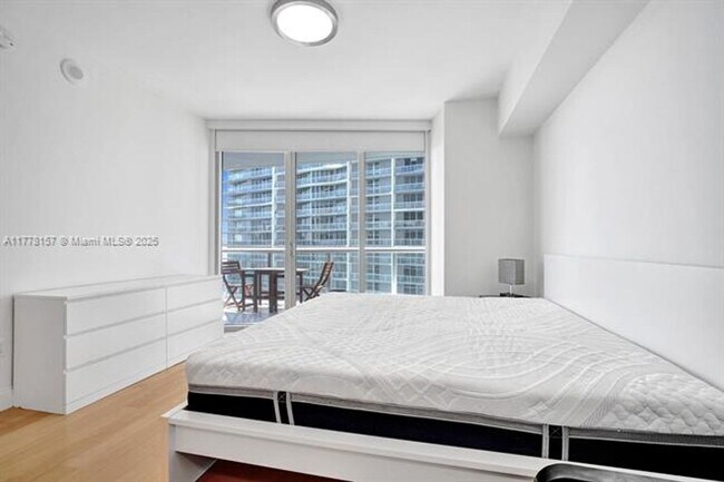 Building Photo - 475 Brickell Ave
