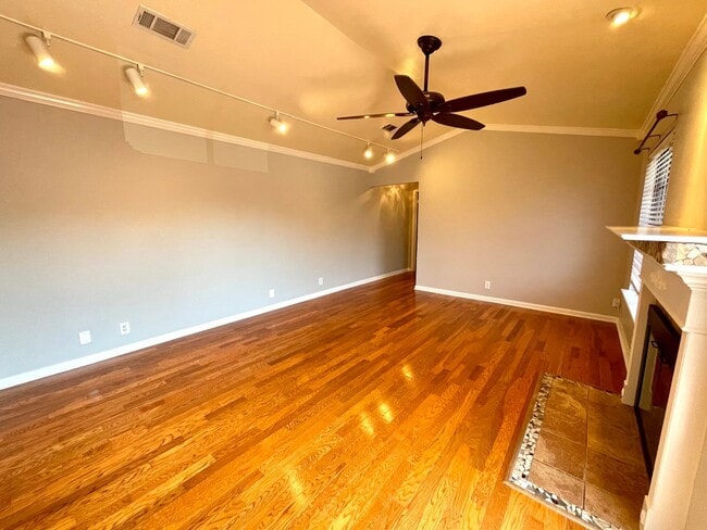 Building Photo - Cozy 1 Bedroom, 1 Bathroom Condo In the He...