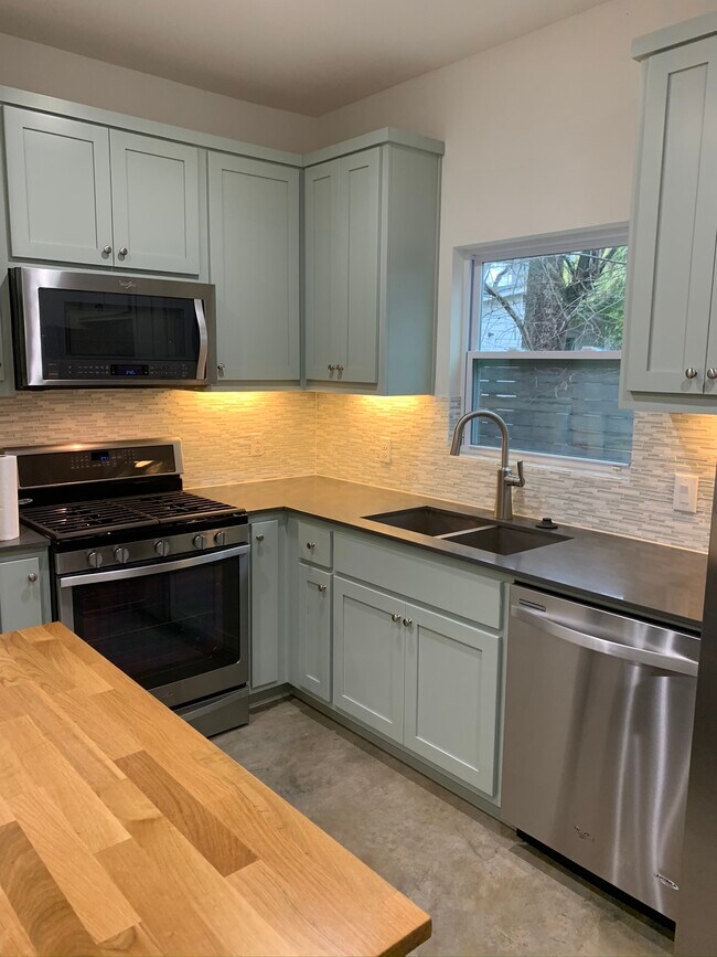 Kitchen area with modern appliances - 1003 Linden St