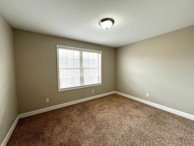 Building Photo - 2 Bedroom/2 Bathroom Apartment!