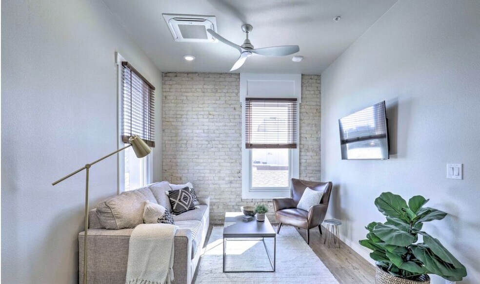 Building Photo - 118-120-120 N LBJ Dr