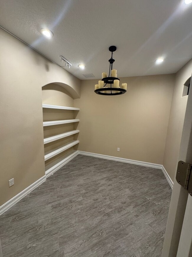 Building Photo - Two Story 5 bedroom, 4.5 bath