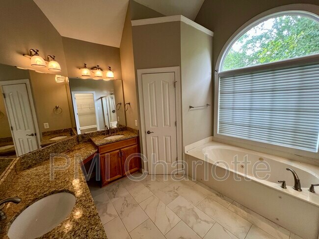 Building Photo - 4432 Shannamara Dr