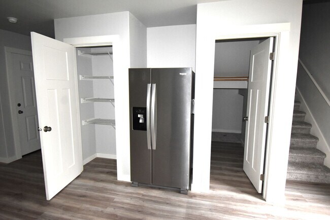 Building Photo - Spacious Town home.