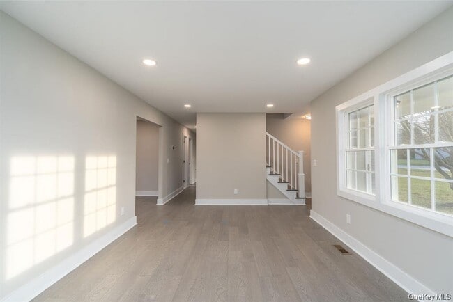 Building Photo - 970 Village Ln