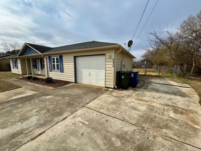 Building Photo - LARGE FENCED YARD, and lawn care INCLUDED