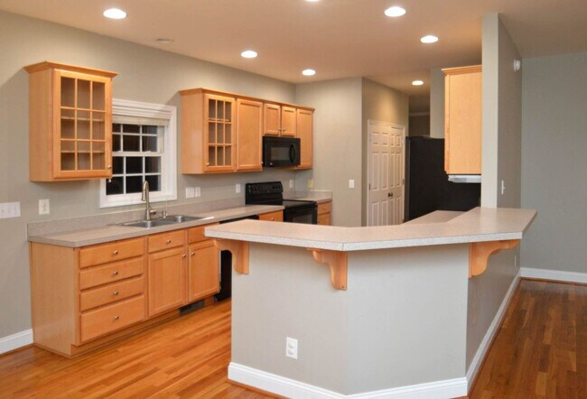 Building Photo - 332 Wyndhurst