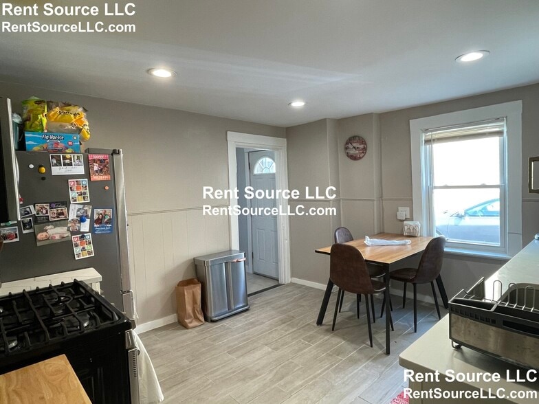 Building Photo - 73 Thorndike St