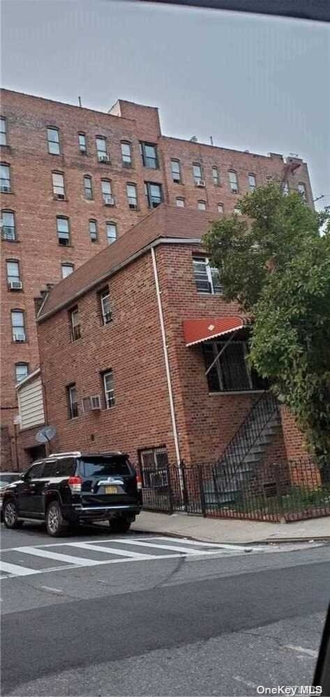 Building Photo - 851 Crown St