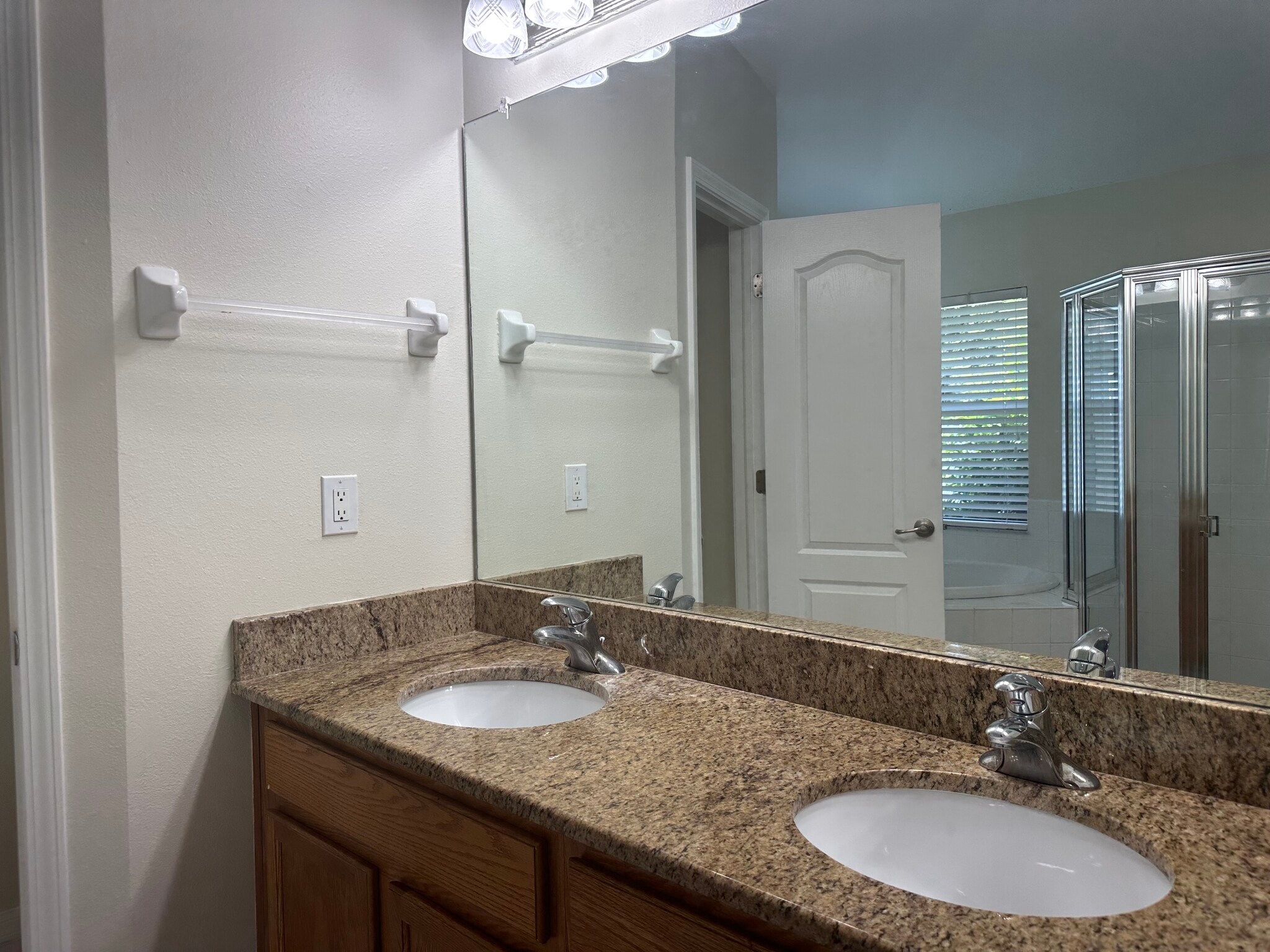 Building Photo - 3145 Dunstable Dr